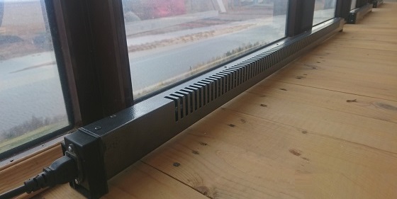 Электрические плинтусные обогреватели БРИЗ в интерьере под панорамными окнами